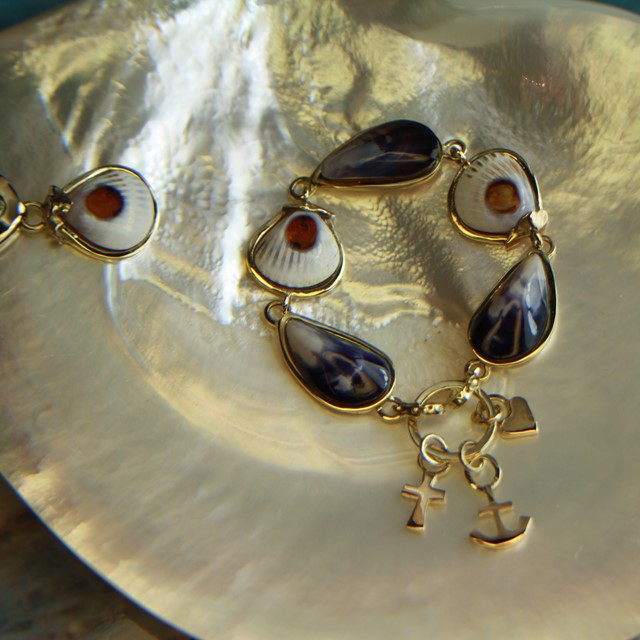 På hovedet af Gravere Forebyggelse Special assignments - Samsø Smykker - Handmade jewelry in gold - silver -  amber