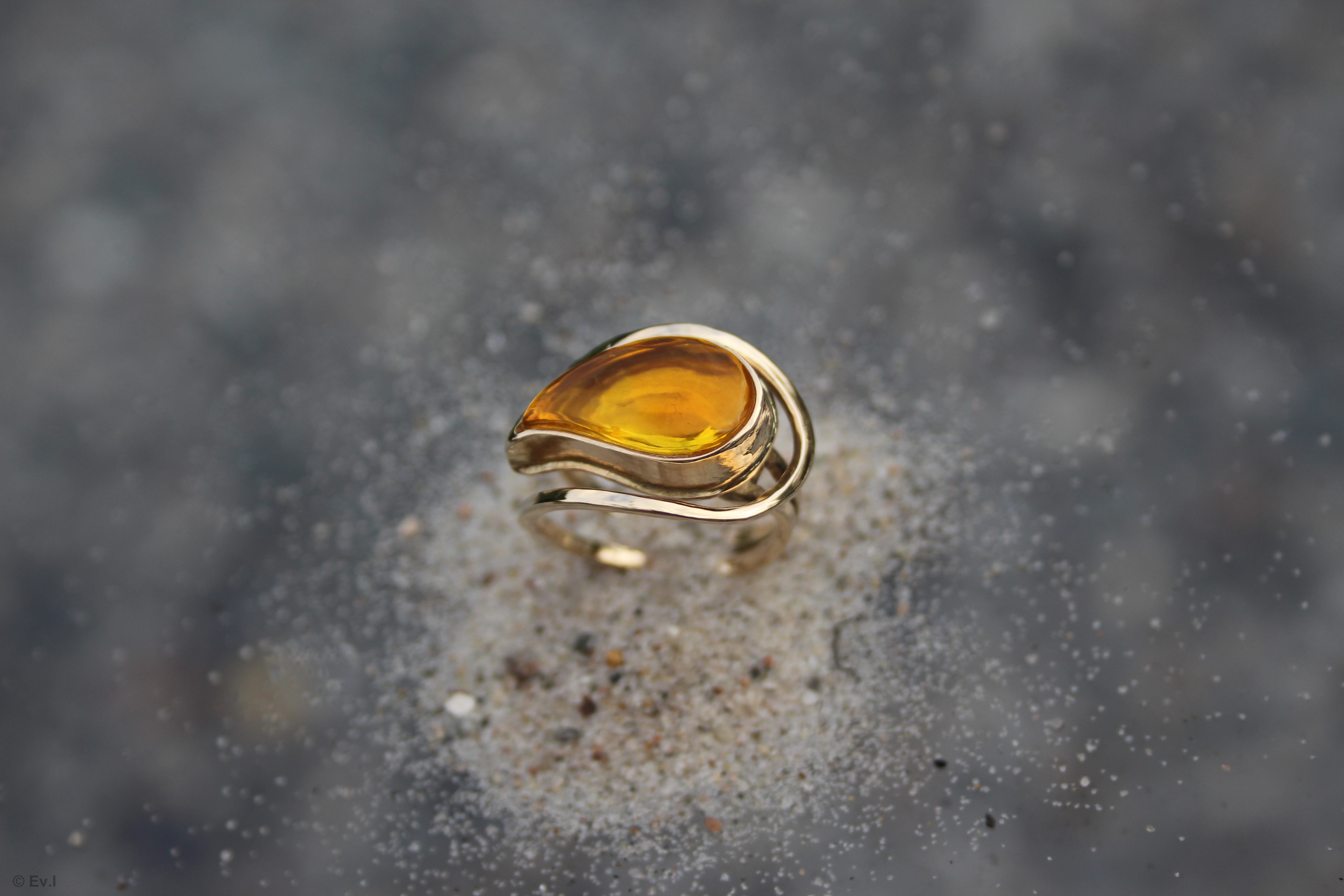 Collar ring i guld med rav - Samsø Smykker - Håndlavede smykker i - Sølv - Rav